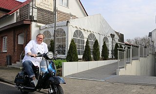 Leidenschaftlicher Vespa-Fahrer: Hans-Jörg Dunker auf seiner frisch polierten "Dark Force One", hier vor seinem Restaurant "Am Osterfeuer" am Hellerweg. - Claus Frickemeier Leidenschaftlicher Vespa-Fahrer: Hans-Jörg Dunker auf seiner frisch polierten "Dark Force One", hier vor seinem Restaurant "Am Osterfeuer" am Hellerweg. - Claus Frickemeier