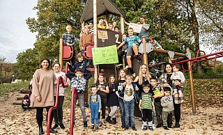 Die Entscheidung, ob diese Kinder auf einem Teil ihres großen Spielplatzes zugunsten einer Kita verzichten müssen, ist aufgeschoben. Andere Lösungsmöglichkeiten für das drängende Betreuungsproblem sollen zunächst geprüft werden. - Joerg Dieckmann - www.dieckmann-fotodesign.de Die Entscheidung, ob diese Kinder auf einem Teil ihres großen Spielplatzes zugunsten einer Kita verzichten müssen, ist aufgeschoben. Andere Lösungsmöglichkeiten für das drängende Betreuungsproblem sollen zunächst geprüft werden. - Joerg Dieckmann - www.dieckmann-fotodesign.de