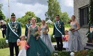 Königspaar Sebastian und Daniela Freitag mit Nora, sowie Matthias und Maike Keiter und Sara und Falko Backhaus mit Amelie. - Anja Ebner Königspaar Sebastian und Daniela Freitag mit Nora, sowie Matthias und Maike Keiter und Sara und Falko Backhaus mit Amelie. - Anja Ebner