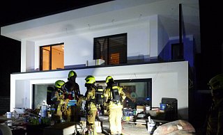 Die Feuerwehrleute konnten den Brandherd schnell in einem Zimmer des Obergeschosses ausfindig machen. - Feuerwehr Paderborn Die Feuerwehrleute konnten den Brandherd schnell in einem Zimmer des Obergeschosses ausfindig machen. - Feuerwehr Paderborn