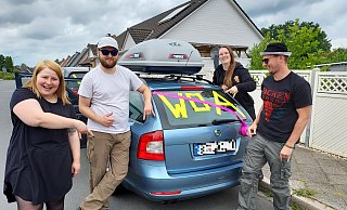 Die Hiddenhauserin Bianca Schröder (links) und ihre Begleiter müssen in diesem Jahr die Heimreise antreten, bevor das Festival überhaupt beginnt. - Privat Die Hiddenhauserin Bianca Schröder (links) und ihre Begleiter müssen in diesem Jahr die Heimreise antreten, bevor das Festival überhaupt beginnt. - Privat