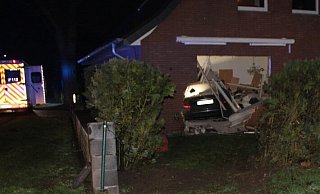 Ein Pkw ist am frühen Samstagmorgen gegen die Hauswand eines Einfamilienhauses gekracht. - Polizei Minden-Lübbecke Ein Pkw ist am frühen Samstagmorgen gegen die Hauswand eines Einfamilienhauses gekracht. - Polizei Minden-Lübbecke