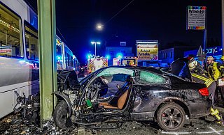 Feuerwehrleute mussten den schwer verletzten Fahrer aus dem zerstörten BMW befreien. - Paul Brinkmann Feuerwehrleute mussten den schwer verletzten Fahrer aus dem zerstörten BMW befreien. - Paul Brinkmann