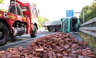 Der LKW hat eine Ladung Ziegelsteine auf der Fahrbahn verloren. - Charlotte Mahncke Der LKW hat eine Ladung Ziegelsteine auf der Fahrbahn verloren. - Charlotte Mahncke