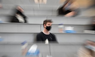Schluss mit dem lustigen Studentenleben: Viele Studierende leiden unter Einsamkeit und Isolation, die durch Corona entstanden sind. - picture alliance/dpa Schluss mit dem lustigen Studentenleben: Viele Studierende leiden unter Einsamkeit und Isolation, die durch Corona entstanden sind. - picture alliance/dpa