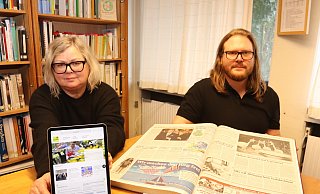 Ursula Nolting zeigt auf einem Tablet die aktuelle Homepage der Stadt Löhne, Mathis Nolte hat den NW-Artikel zum Start vor 25 Jahren rausgesucht. - Judith Gladow Ursula Nolting zeigt auf einem Tablet die aktuelle Homepage der Stadt Löhne, Mathis Nolte hat den NW-Artikel zum Start vor 25 Jahren rausgesucht. - Judith Gladow