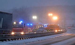 Einsatzkräfte der Polizei und Feuerwehr sind am Unfallort mit mehreren Fahrzeugen im Einsatz. - Markus Klümper/dpa Einsatzkräfte der Polizei und Feuerwehr sind am Unfallort mit mehreren Fahrzeugen im Einsatz. - Markus Klümper/dpa