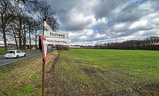 Der Naturschutzbeirat Bielefeld und der Bund für Umwelt und Naturschutz haben sich gegen die Versiegelung der Ackerflächen im Landschaftsschutzgebiet ausgesprochen. Der Pivitsweg wurde als Zeichen des Protests von Ausbaugegner in Kiebitz-Gedenk-Weg umbenannt. - Andreas Zobe Der Naturschutzbeirat Bielefeld und der Bund für Umwelt und Naturschutz haben sich gegen die Versiegelung der Ackerflächen im Landschaftsschutzgebiet ausgesprochen. Der Pivitsweg wurde als Zeichen des Protests von Ausbaugegner in Kiebitz-Gedenk-Weg umbenannt. - Andreas Zobe