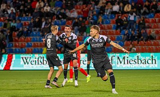 Abflug: Leandro Putaro startet nach seinem 2:1-Siegtreffer im Hinspiel durch. Sam Schreck (l.) und Nassim Boujellab jubeln im Hintergrund mit. - IMAGO/Eibner Abflug: Leandro Putaro startet nach seinem 2:1-Siegtreffer im Hinspiel durch. Sam Schreck (l.) und Nassim Boujellab jubeln im Hintergrund mit. - IMAGO/Eibner