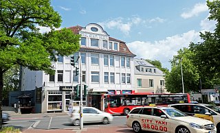 Die Stadt Herford will das frühere Hotel Stadt Berlin am Bahnhofsplatz kaufen und eine Mobilitätsstation daraus machen. - Frank-Michael Kiel-Steinkamp Die Stadt Herford will das frühere Hotel Stadt Berlin am Bahnhofsplatz kaufen und eine Mobilitätsstation daraus machen. - Frank-Michael Kiel-Steinkamp