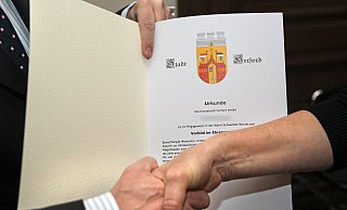 Das Ehrenamt hat einen hohen Stellenwert in der Gesellschaft. Vieles würde nicht funktionieren ohne die Hilfe derer, die sich kostenlos für ihre Mitmenschen engagieren. Das äußert sich auch in den jährlichen Ehrungen von Ehrenamtlichen. Eine Plattform soll nun Initiativen und Helfer vernetzen. - Frank-Michael Kiel-Steinkamp Das Ehrenamt hat einen hohen Stellenwert in der Gesellschaft. Vieles würde nicht funktionieren ohne die Hilfe derer, die sich kostenlos für ihre Mitmenschen engagieren. Das äußert sich auch in den jährlichen Ehrungen von Ehrenamtlichen. Eine Plattform soll nun Initiativen und Helfer vernetzen. - Frank-Michael Kiel-Steinkamp