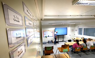 Statt klassische Tafeln stehen in allen Unterrichtsräumen digitale „Legamaster“ zur Verfügung. Weniger modern ist das Mobiliar im Provisorium. - Andreas Frücht Statt klassische Tafeln stehen in allen Unterrichtsräumen digitale „Legamaster“ zur Verfügung. Weniger modern ist das Mobiliar im Provisorium. - Andreas Frücht