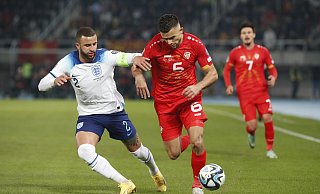 Visar Musliu, der es hier im EM-Qualifikationsspiel gegen England mit Kyle Walker zu tun bekommt, ist im Juni wieder für Nordmazedonien am Ball. - picture alliance Visar Musliu, der es hier im EM-Qualifikationsspiel gegen England mit Kyle Walker zu tun bekommt, ist im Juni wieder für Nordmazedonien am Ball. - picture alliance