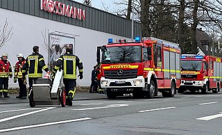 Die Einsatzkräfte am Ort des Geschehens. - Paul Brinkmann Die Einsatzkräfte am Ort des Geschehens. - Paul Brinkmann