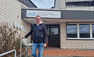 Mirko Niederprüm vor den Räumlichkeiten der Medischulen in Höxter, wo sowohl Reha-Sport, als auch die Sitzungen der "Support-Gruppe" für Betroffene stattfinden. - Yannick Sonntag(LZ) Mirko Niederprüm vor den Räumlichkeiten der Medischulen in Höxter, wo sowohl Reha-Sport, als auch die Sitzungen der "Support-Gruppe" für Betroffene stattfinden. - Yannick Sonntag(LZ)