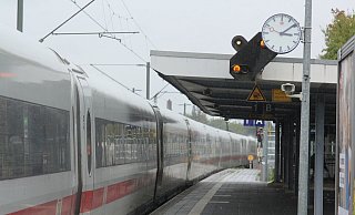 Die superschnellen ICEs fahren nach den Plänen der Bahn künftig wohl woanders. Bürgermeister Lars Bökenkröger (CDU) beharrt auf dem Ausbau der Hauptstrecke. - Ulf Hanke Die superschnellen ICEs fahren nach den Plänen der Bahn künftig wohl woanders. Bürgermeister Lars Bökenkröger (CDU) beharrt auf dem Ausbau der Hauptstrecke. - Ulf Hanke