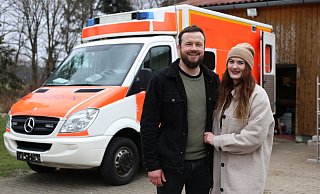 Laura Dück und Jens Klassen sind dabeo, den RTW im Hintergrund umzubauen. - Lena Kley Laura Dück und Jens Klassen sind dabeo, den RTW im Hintergrund umzubauen. - Lena Kley