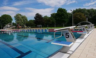 Das neue Schwimmerbecken im Lübbecker Freibad Gehlenbeck wirkt bereits sehr einladend bei dem herrlichen Maiwetter der letzten Tage. Zwei Bahnen sind dauerhaft für Schwimmer reserviert, sodass diese auch bei starkem Besucherandrang auf ihre Kosten kommen. - Sonja Vollmer Das neue Schwimmerbecken im Lübbecker Freibad Gehlenbeck wirkt bereits sehr einladend bei dem herrlichen Maiwetter der letzten Tage. Zwei Bahnen sind dauerhaft für Schwimmer reserviert, sodass diese auch bei starkem Besucherandrang auf ihre Kosten kommen. - Sonja Vollmer