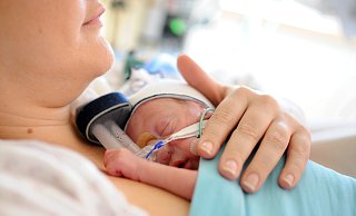 Für die Behandlung Frühgeborener mit einem Geburtsgewicht von weniger als 1.250 Gramm gelten künftig strengere Vorgaben. Doch nicht alle Kliniken müssen sich daran halten. - picture alliance Für die Behandlung Frühgeborener mit einem Geburtsgewicht von weniger als 1.250 Gramm gelten künftig strengere Vorgaben. Doch nicht alle Kliniken müssen sich daran halten. - picture alliance