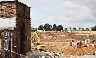 Am 6. August 2021: Ein Haus steht an der Abbruchkante zum Krater neben der Kiesgrube in Erftstadt-Blessem. - Oliver Berg Am 6. August 2021: Ein Haus steht an der Abbruchkante zum Krater neben der Kiesgrube in Erftstadt-Blessem. - Oliver Berg