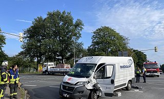 Beide Unfallfahrzeuge, der Transporter und der Lastwagen im Hintergrund, mussten abgeschleppt werden und die Kreuzung der B239 mit der B65 in Lübbecke musste halb gesperrt werden. - Heike von Schulz Beide Unfallfahrzeuge, der Transporter und der Lastwagen im Hintergrund, mussten abgeschleppt werden und die Kreuzung der B239 mit der B65 in Lübbecke musste halb gesperrt werden. - Heike von Schulz