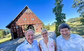 Hubertus und Margret Rolf (v. l.) präsentieren am Sonntag beim Tag des offenen Denkmals gemeinsam mit Architekt Jonathan Gröne den fast fertigen Hof Lakmann nach der rund zehnjährigen Sanierung. Im Oktober will das Paar dort einziehen. - Jens Reddeker Hubertus und Margret Rolf (v. l.) präsentieren am Sonntag beim Tag des offenen Denkmals gemeinsam mit Architekt Jonathan Gröne den fast fertigen Hof Lakmann nach der rund zehnjährigen Sanierung. Im Oktober will das Paar dort einziehen. - Jens Reddeker