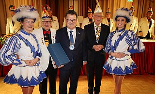 Martin Hornberger (Mitte) wird am Tag seines Namenstags und seines Geburtstags für den "Orden ohne Namen für einen guten Namen" vorgestellt. Wiebke Fischer (v.l.), der Heimatbühnen-Vorsitzende Peter Naunheim, Heinz Paus vom Ordenskapitel und Anna Vossmann gratulieren ihm. - Regina Brucksch Martin Hornberger (Mitte) wird am Tag seines Namenstags und seines Geburtstags für den "Orden ohne Namen für einen guten Namen" vorgestellt. Wiebke Fischer (v.l.), der Heimatbühnen-Vorsitzende Peter Naunheim, Heinz Paus vom Ordenskapitel und Anna Vossmann gratulieren ihm. - Regina Brucksch