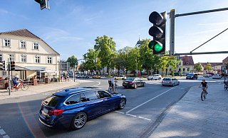 Die Kreuzung am Schloss ist zeitweise stark belastet - dehalb ist ein verflüssigter Verkehr das Ziel. - Niklas Tüns Die Kreuzung am Schloss ist zeitweise stark belastet - dehalb ist ein verflüssigter Verkehr das Ziel. - Niklas Tüns