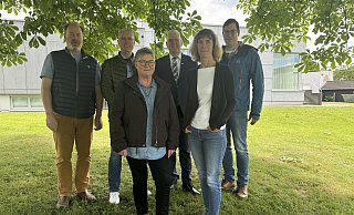 Über die neuen Betreuungsmöglichkeiten sind (hinten, v. l.) Axel Langer (Presbyteriumsmitglied der evangelische Kirche), Christian Deutsch (Schulleiter Johannes-Schule), Bürgermeister Werner Peitz, Manuel Tegethoff (Leiter Fachbereich Bildung/Sport/Kultur), sowie (vorne v. l.) Barbara Pöhler (Teamleiterin der OGS) und Britta Kleineheismann (Caritas Paderborn) froh. - Stadt Delbrück Über die neuen Betreuungsmöglichkeiten sind (hinten, v. l.) Axel Langer (Presbyteriumsmitglied der evangelische Kirche), Christian Deutsch (Schulleiter Johannes-Schule), Bürgermeister Werner Peitz, Manuel Tegethoff (Leiter Fachbereich Bildung/Sport/Kultur), sowie (vorne v. l.) Barbara Pöhler (Teamleiterin der OGS) und Britta Kleineheismann (Caritas Paderborn) froh. - Stadt Delbrück