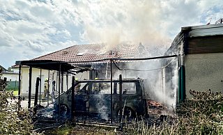 Großbrand in einem Wohnhaus in der Elser Heide. Vermutlich wurde der Dachstuhlbrand durch einen brennenden Kleinbus ausgelöst. Auch der Carport wurde ein Raub der Flammen. - Ralph Meyer Großbrand in einem Wohnhaus in der Elser Heide. Vermutlich wurde der Dachstuhlbrand durch einen brennenden Kleinbus ausgelöst. Auch der Carport wurde ein Raub der Flammen. - Ralph Meyer