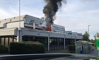 Eine schwarze Rauchsäule steigt vom Gymnasium Beverungen auf. - Tina Aydin Eine schwarze Rauchsäule steigt vom Gymnasium Beverungen auf. - Tina Aydin