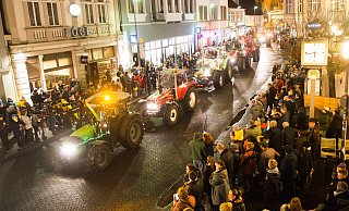 Schon kurz vor Weihnachten sorgten die Landwirte mit einer Lichterfahrt durch Herford für Aufsehen. - Ralf Bittner Schon kurz vor Weihnachten sorgten die Landwirte mit einer Lichterfahrt durch Herford für Aufsehen. - Ralf Bittner