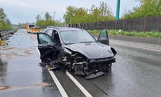 Das Fahrzeug wurde durch die beiden Aufpralle stark zerstört, die beiden Insassen kamen ins Krankenhaus. - FFW Steinheim Das Fahrzeug wurde durch die beiden Aufpralle stark zerstört, die beiden Insassen kamen ins Krankenhaus. - FFW Steinheim