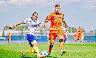 SCP-Verteidiger Calvin Brackelmann (r.), hier im Testspiel gegen Eindhoven, muss wohl auf den Zweitliga-Auftakt in Berlin verzichten. - Besim Mazhiqi SCP-Verteidiger Calvin Brackelmann (r.), hier im Testspiel gegen Eindhoven, muss wohl auf den Zweitliga-Auftakt in Berlin verzichten. - Besim Mazhiqi