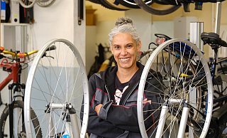 Ellen Yates (46), gelernte Zahnarzthelferin, ist "absolut glücklich" in der Fahrradwerkstatt im BAJ. - Andreas Zobe Ellen Yates (46), gelernte Zahnarzthelferin, ist "absolut glücklich" in der Fahrradwerkstatt im BAJ. - Andreas Zobe