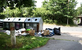 Insbesondere an Containern kommt es immer wieder zu illegalen Müllablagerungen. Aber auch kleinere Vergehen sollen künftig höher bestraft werden. - Felix Eisele Insbesondere an Containern kommt es immer wieder zu illegalen Müllablagerungen. Aber auch kleinere Vergehen sollen künftig höher bestraft werden. - Felix Eisele