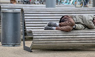 Ein Mann hat in Gütersloh vor dem Rathaus auf einer Bank geschlafen, wurde aufgeweckt und dann gewaltsam ausgeraubt. - Symbolfoto/ Pixabay Ein Mann hat in Gütersloh vor dem Rathaus auf einer Bank geschlafen, wurde aufgeweckt und dann gewaltsam ausgeraubt. - Symbolfoto/ Pixabay