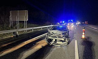 Vermutlich ein Totalschaden ist der Opel nach dem Unfall auf der A44. - Feuerwehr Warburg Vermutlich ein Totalschaden ist der Opel nach dem Unfall auf der A44. - Feuerwehr Warburg