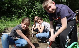 Jordan (v. l.) von der Schulgarten-AG unterstützt Leonie, Estella und Kiv aus der 5b beim Pflanzen. - Judith Gladow Jordan (v. l.) von der Schulgarten-AG unterstützt Leonie, Estella und Kiv aus der 5b beim Pflanzen. - Judith Gladow