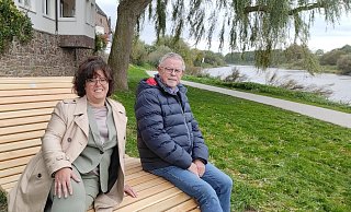 Baudezernentin Claudia Koch und Ortsausschussvorsitzender Burkhard Schwiete auf einer Wellnessliege. Entlang führt das neue Pflaster. - Svenja Ludwig Baudezernentin Claudia Koch und Ortsausschussvorsitzender Burkhard Schwiete auf einer Wellnessliege. Entlang führt das neue Pflaster. - Svenja Ludwig