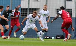 SCP-Stürmer Felix Platte (weißes Trikot r.) erzielte im Test gegen Viktoria Köln das Tor des Tages. Teamkollege Luca Herrmann, der hier am Ball ist, bereitete vor. - SC Paderborn 07 SCP-Stürmer Felix Platte (weißes Trikot r.) erzielte im Test gegen Viktoria Köln das Tor des Tages. Teamkollege Luca Herrmann, der hier am Ball ist, bereitete vor. - SC Paderborn 07