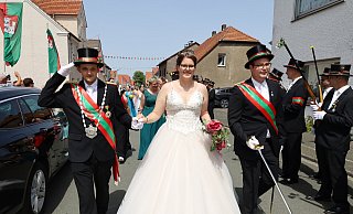 Eingerahmt von König Jannik Wetter (l.) und Adjutant Morris Pult schreitet die Regentin Marie Feindt die Reihen ab. - Regina Brucksch Eingerahmt von König Jannik Wetter (l.) und Adjutant Morris Pult schreitet die Regentin Marie Feindt die Reihen ab. - Regina Brucksch