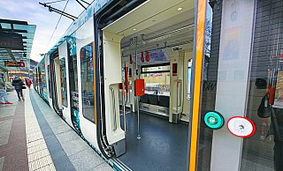 Der Fahrer der Stadtbahn führte eine Vollbremsung aus. Der wartende Mann, blieb nach dem Zusammenstoß mit der Bahn schwer verletzt am Bahnsteig liegen. - Sarah Jonek Der Fahrer der Stadtbahn führte eine Vollbremsung aus. Der wartende Mann, blieb nach dem Zusammenstoß mit der Bahn schwer verletzt am Bahnsteig liegen. - Sarah Jonek
