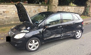 Der Mercedes kam erst mehrere Meter hinter der Ampel zum Stehen. - Feuerwehr Paderborn Der Mercedes kam erst mehrere Meter hinter der Ampel zum Stehen. - Feuerwehr Paderborn