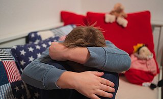 Verhält sich ein Kind plötzlich anders als vorher, sollten die Eltern aufmerksam werden. Es könnte ein Warnzeichen für einen sexuellen Übergriff sein. - Nicolas Armer/dpa Verhält sich ein Kind plötzlich anders als vorher, sollten die Eltern aufmerksam werden. Es könnte ein Warnzeichen für einen sexuellen Übergriff sein. - Nicolas Armer/dpa