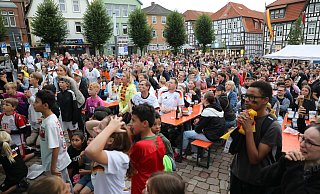 In Warburg war Public Viewing sehr angesagt. Der Marktplatz war zu einer echten Fan-Meile für die gesamte Region geworden. Schluss sollte sein, als Deutschland rausflog. - Simone Flörke In Warburg war Public Viewing sehr angesagt. Der Marktplatz war zu einer echten Fan-Meile für die gesamte Region geworden. Schluss sollte sein, als Deutschland rausflog. - Simone Flörke