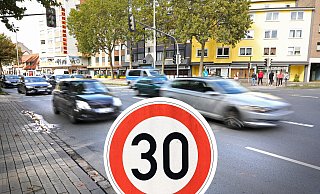 Tempo 30 wird nur eine der Maßnahmen sein, mit denen die Stadt den CO2-Ausstoß reduzieren will. Dabei sind Auswirkung des Tempolimits auf die Schadstoffemission ist umstritten. - Frank-Michael Kiel-Steinkamp Tempo 30 wird nur eine der Maßnahmen sein, mit denen die Stadt den CO2-Ausstoß reduzieren will. Dabei sind Auswirkung des Tempolimits auf die Schadstoffemission ist umstritten. - Frank-Michael Kiel-Steinkamp