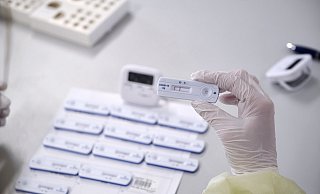 In den Unternehmen gehören Schnelltests mittlerweile zum Arbeitsalltag. - Thorsten Ulonska In den Unternehmen gehören Schnelltests mittlerweile zum Arbeitsalltag. - Thorsten Ulonska