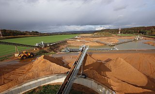 Das Kieswerk am Gut Deesberg fördert bereits seit März 2019 Kies und Sand. Der Schwimmbagger gräbt sich dabei bis zu acht Meter tief in den Untergrund des Weserufers. - Jörg Stuke Das Kieswerk am Gut Deesberg fördert bereits seit März 2019 Kies und Sand. Der Schwimmbagger gräbt sich dabei bis zu acht Meter tief in den Untergrund des Weserufers. - Jörg Stuke