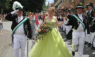 Das Königspaar Michaela Hillebrand und Peter Szlovik zeigt sich bei der großen Festparade durch Büren. Mit dabei ist Oberst Andreas Köchling (l.). - Johannes Büttner Das Königspaar Michaela Hillebrand und Peter Szlovik zeigt sich bei der großen Festparade durch Büren. Mit dabei ist Oberst Andreas Köchling (l.). - Johannes Büttner